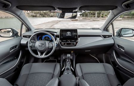 toyota-corolla-touring-sport-1-interior
